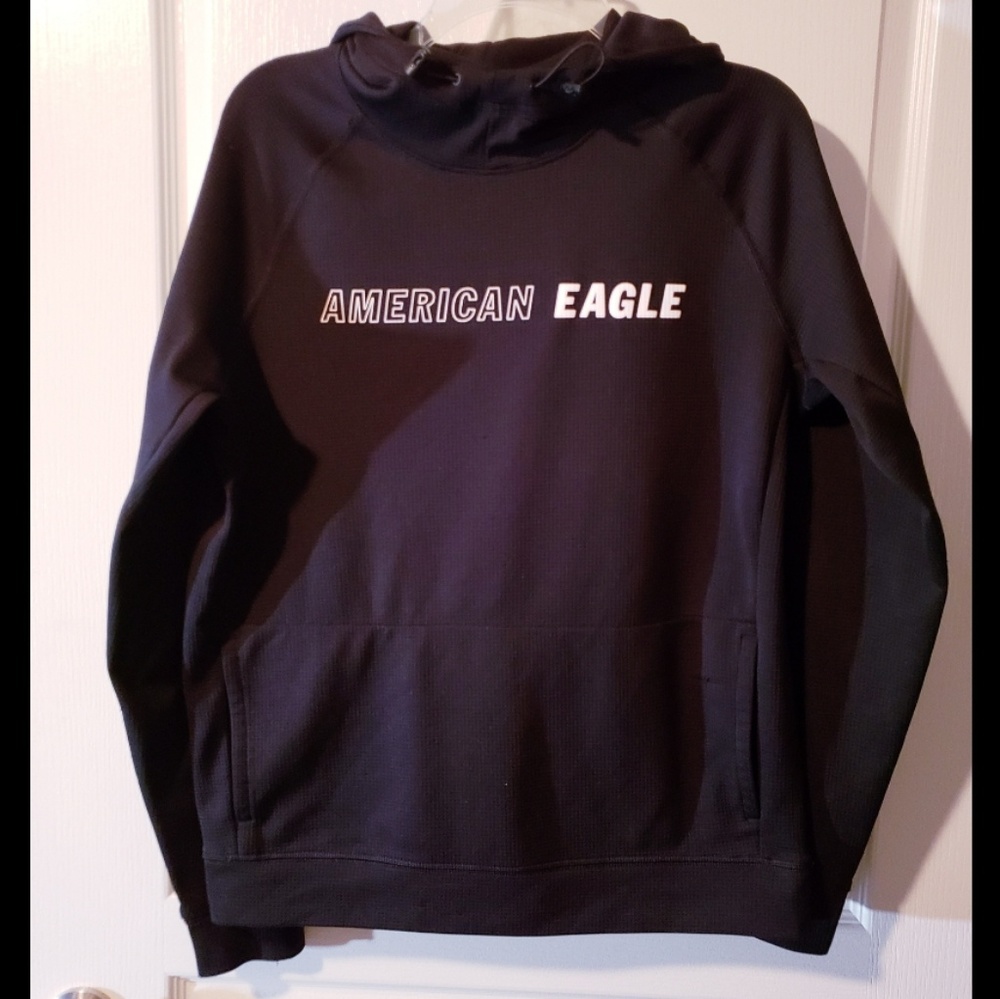 Fitted athletic pullover hoodie